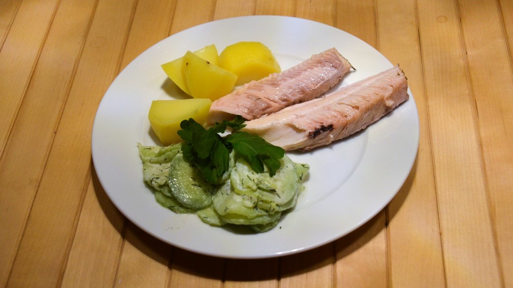 Forelle mit Kartoffeln und Gurkensalad