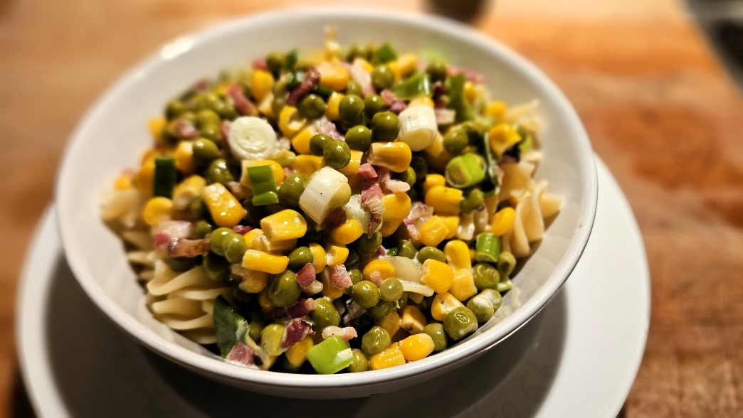 Quasi warmer Nudelsalat