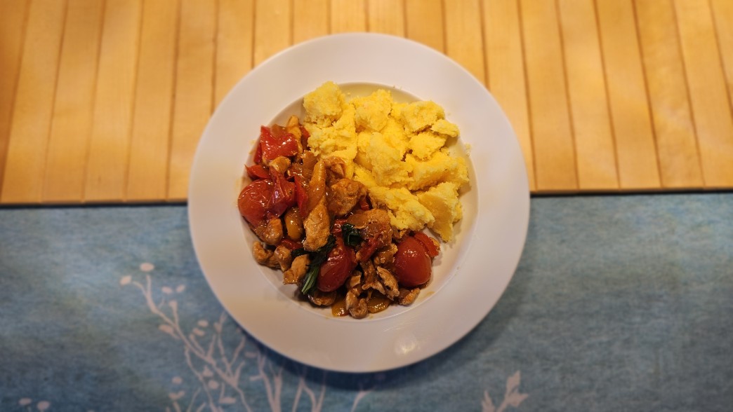 angerichtetes Hähnchen-Ragout mit Polenta