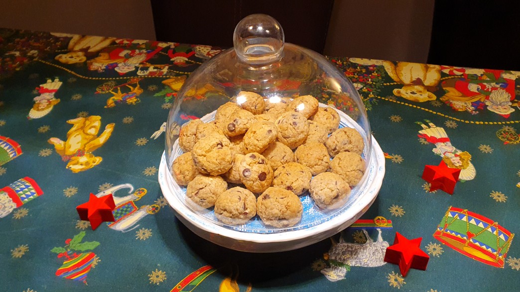 Hafercookies auf Tortenplatte