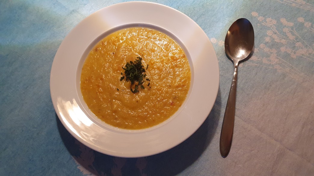 Kartoffelsuppe serviert