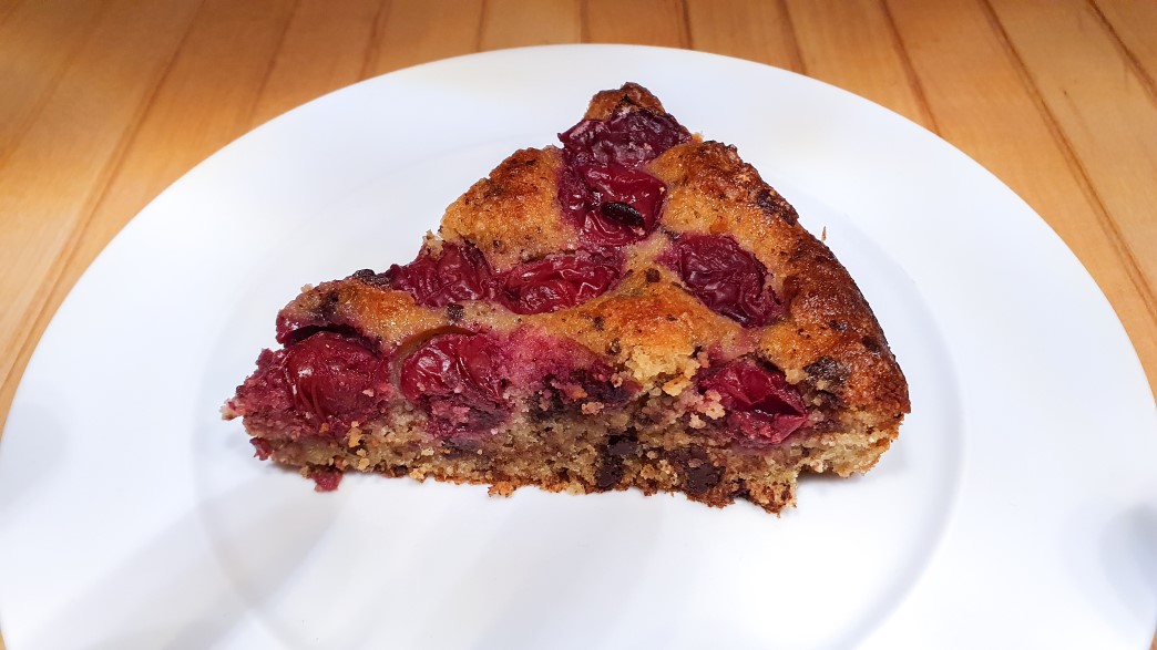 Ein Stück Mandel-Kirsch-Kuchen