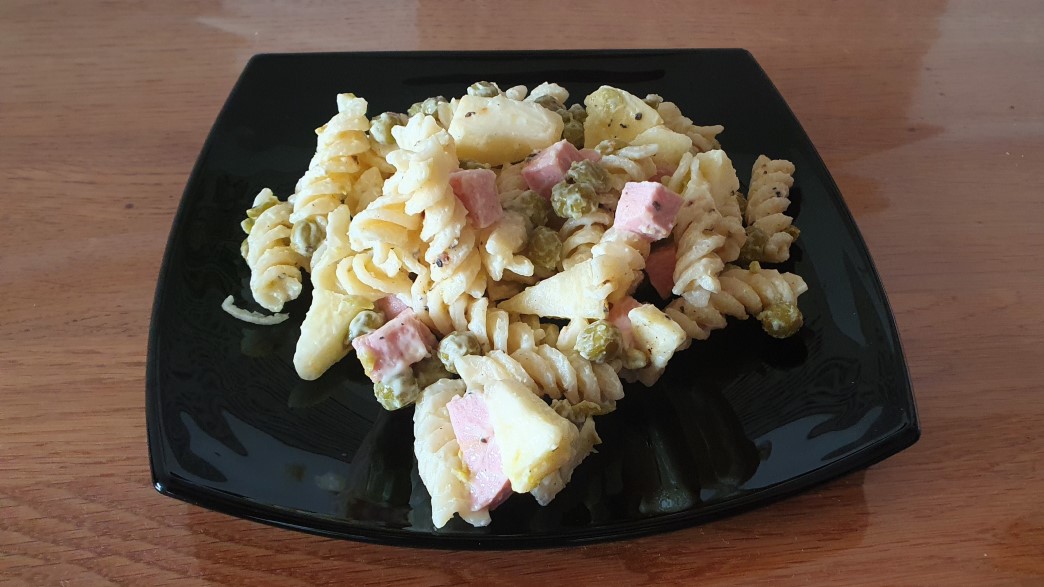 Nudelsalat auf Teller