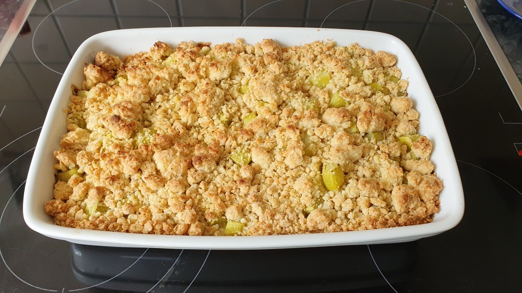 fertiger Rhabarber-Crumble (etwas kross)