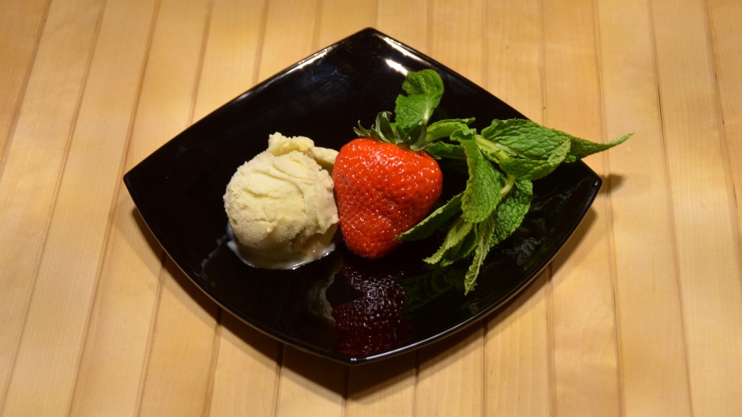 Rhabarber-Eis mit Erdbeere