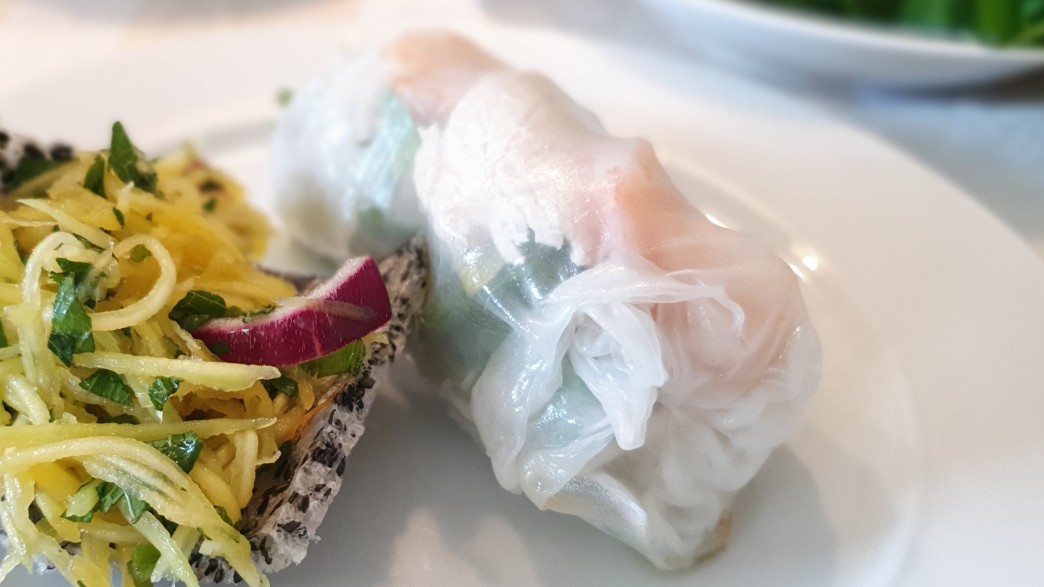 Sommerrolle mit Beilage