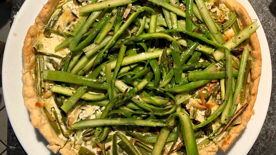 fertiger Spargel-Pie mit rohen Spargelstreifen