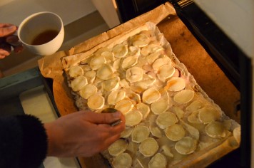 Bonnie träufelt Honig drauf