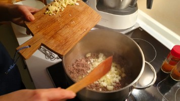 Hack und Zwiebeln anbraten