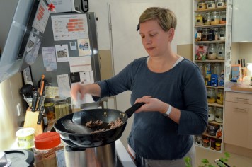 Bonnie brät Hackfleisch