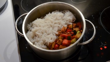 Fleisch, Gemüse und Nudeln