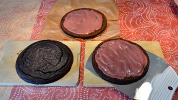 Böden mit Himbeercreme bestrichen