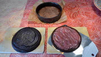 Böden mit Himbeercreme und Schokosahne bestrichen