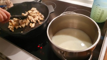 fleisch anbraten und Polenta vorbereiten