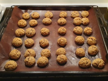 fertige Cookies auf Blech