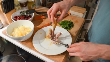 Entbeinen der Hähnchenkeulen