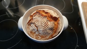 fertiges Brot im Topf