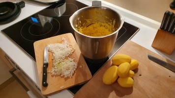 gehackte Zwiebeln und Kartoffeln