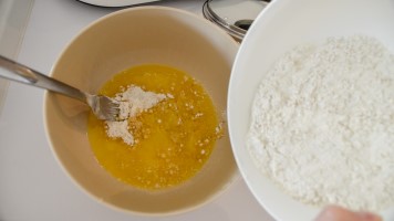 Trockenzutaten und flüssige Butter