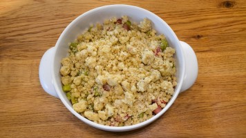 Streusel auf Rhabarber