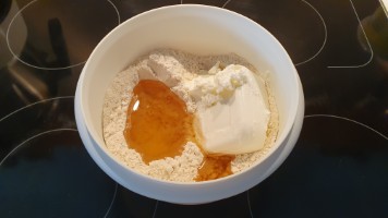 Teigzutaten in Rührschüssel