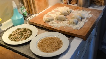 Teiglinge und Arbeitsfläche