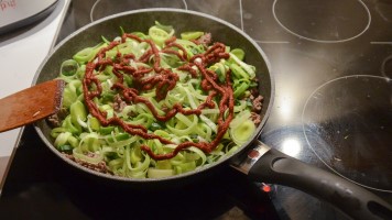 Pfanne mit allen Zutaten