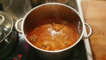 Fleisch schmort in Sauce