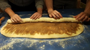 Zimtschnecken rollen