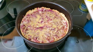 Zwiebeln und Kokos-Ei-Masse in Form