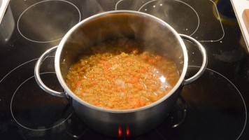 köchelnde Linsensuppe